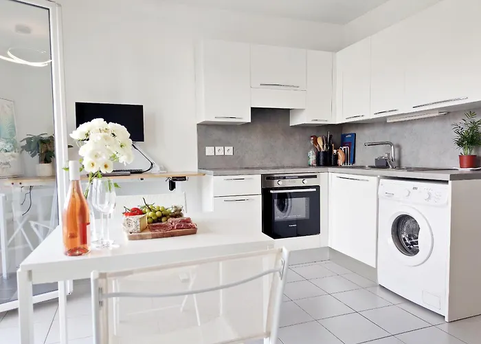 Bright & Calm Sea-View Apartment